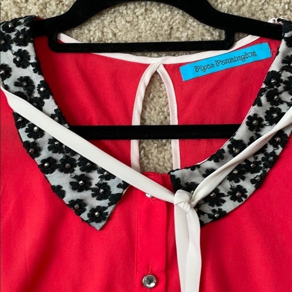 Boutique tank with tie front and lace collar s/m - Picture 2 of 4